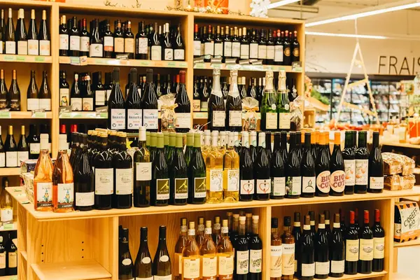 Célébrons les fêtes avec Biocoop Callune Baud : promotions et déstockage sur le rayon cave !